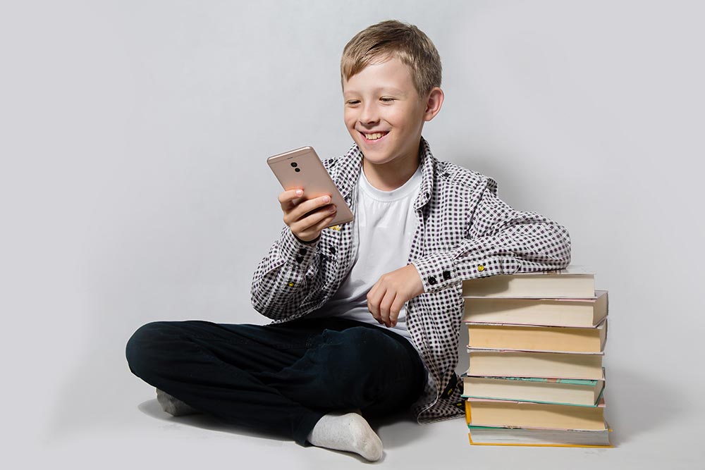 Описание: Вред и польза мобильного телефона для школьника: советы детского психолога